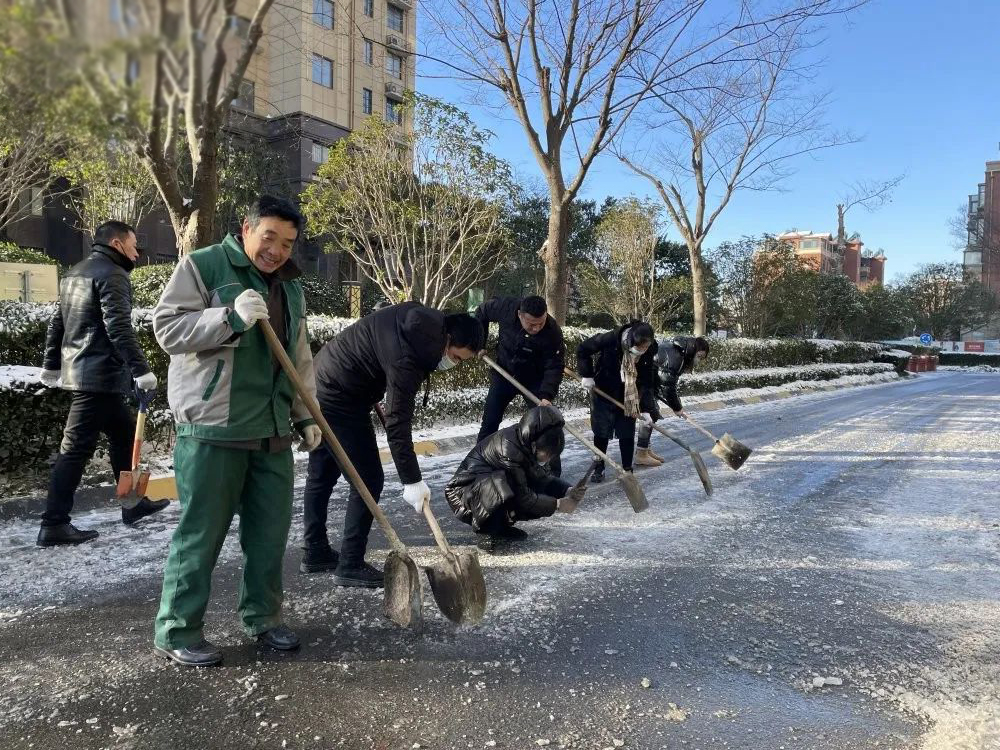 【破冰行动 暖心在线】欧堡利亚物业积极开展清雪除冰工作