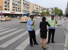 炎炎夏日送清凉——欧堡利亚宴会中心组织员工慰问交警、环卫工人